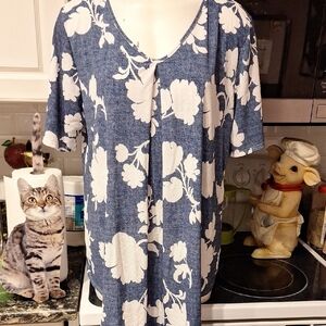 Floral Blue and White Women's Top Plus Size 2X. EUC